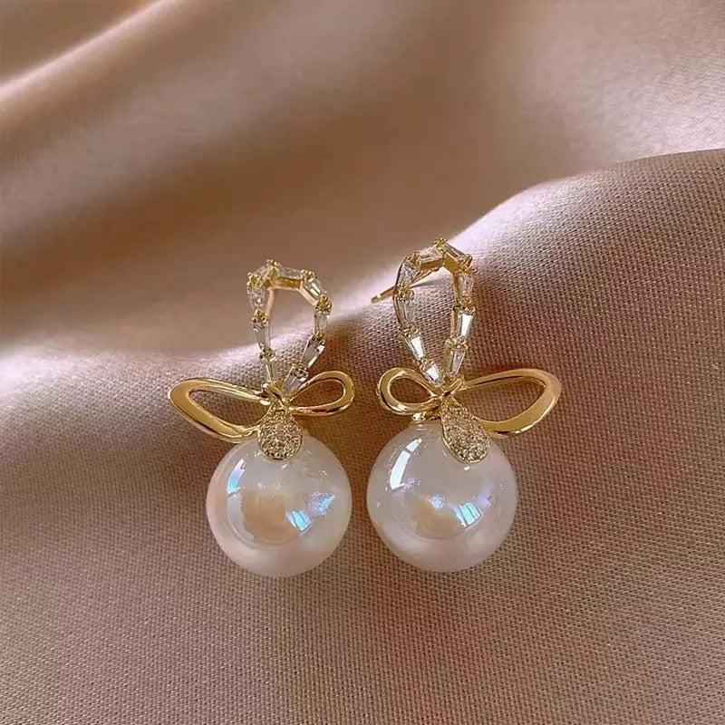 Gold knot earrings